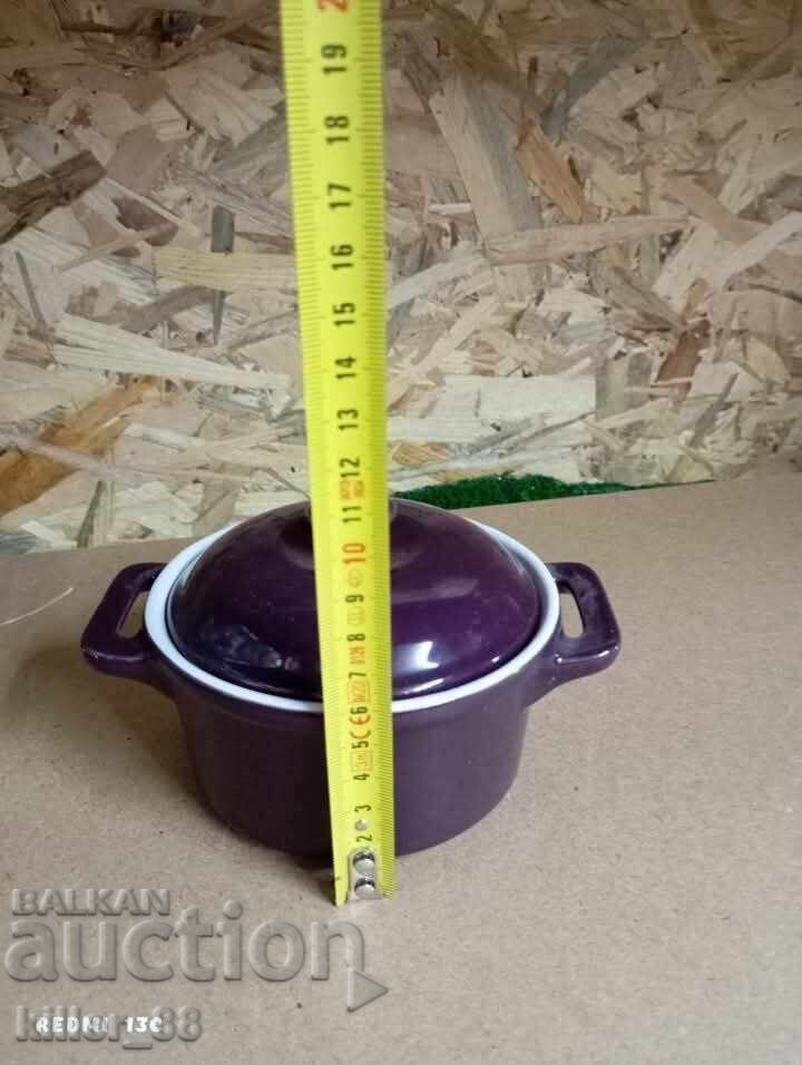 Auction Small, sweet porcelain pot for collectors Auction Small, sweet porcelain pot for collectors