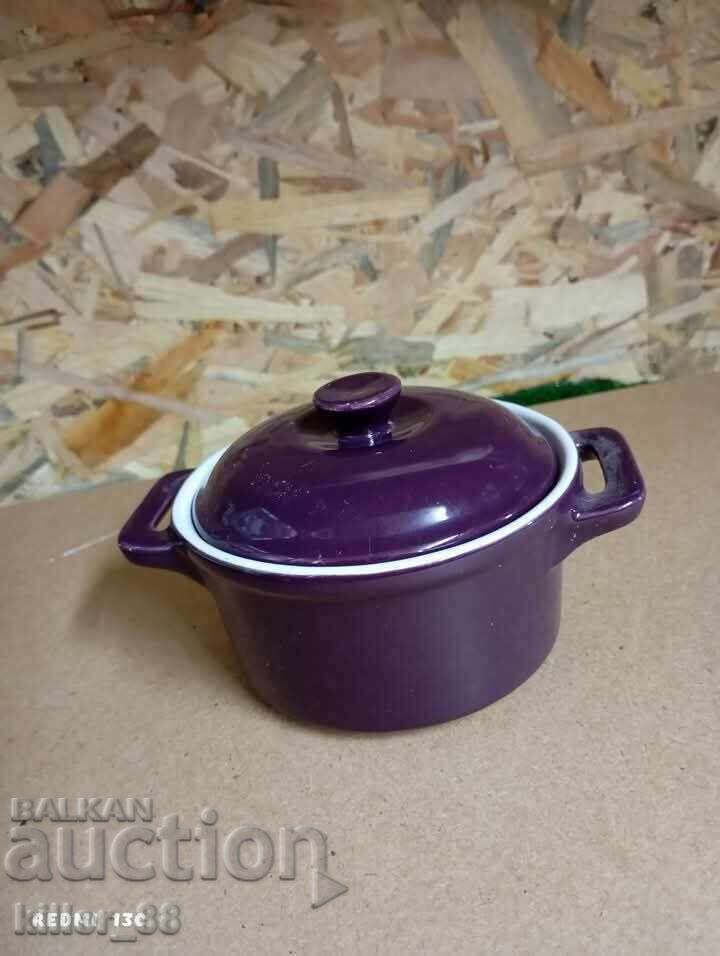 Small, sweet porcelain pot for collectors Small, sweet porcelain pot for collectors