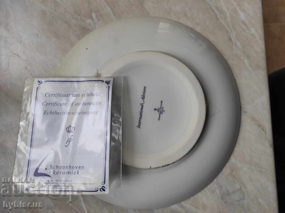 Кошница с цветя върху холандска чиния за вечеря Delft blue с цена € 15.00 | 29.34 лв.
