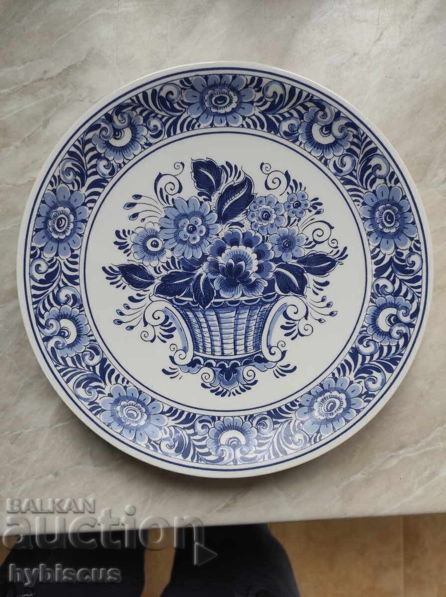 Кошница с цветя върху холандска чиния за вечеря Delft blue