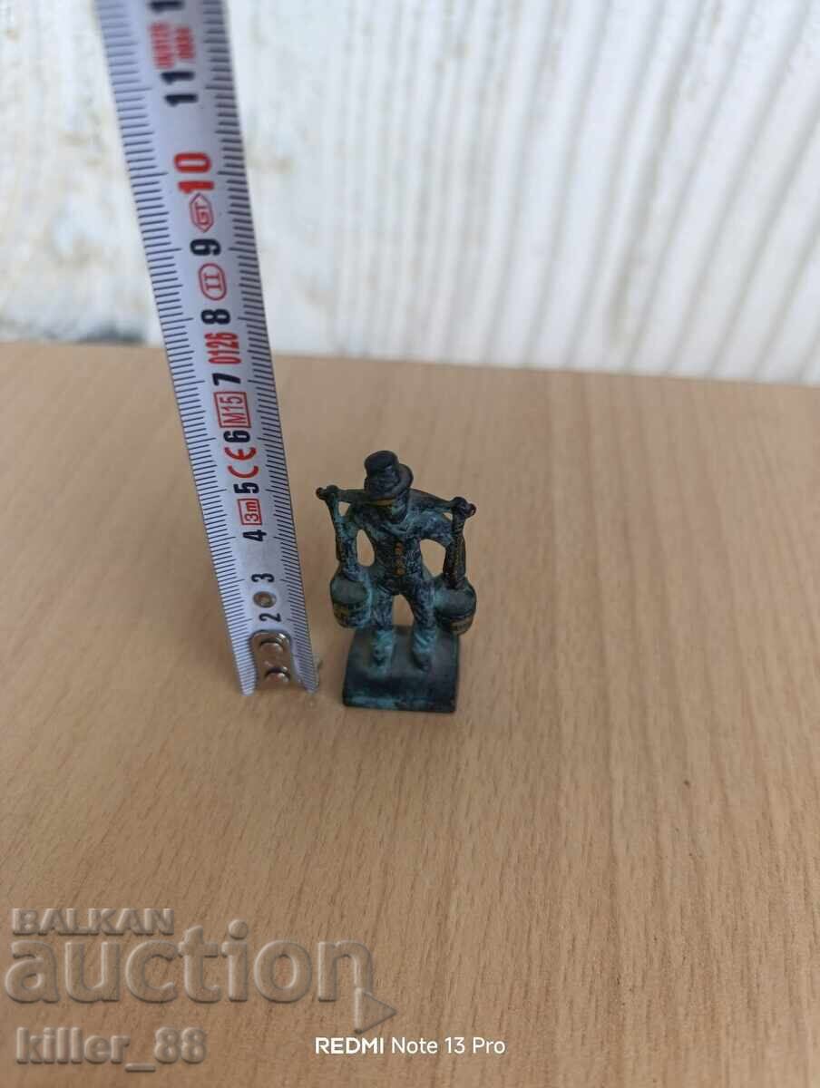 Δημοπρασία Μινιατούρα ατόμου με κούνιες Δημοπρασία Μινιατούρα ατόμου με κούνιες