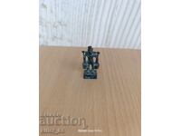 Miniatură de om cu călușei