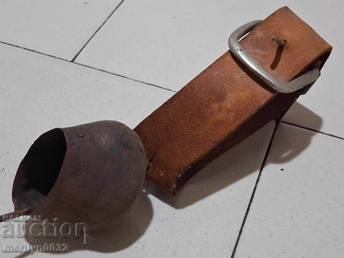 Livrarea Clopot vechi mic cu curea, clopoțel