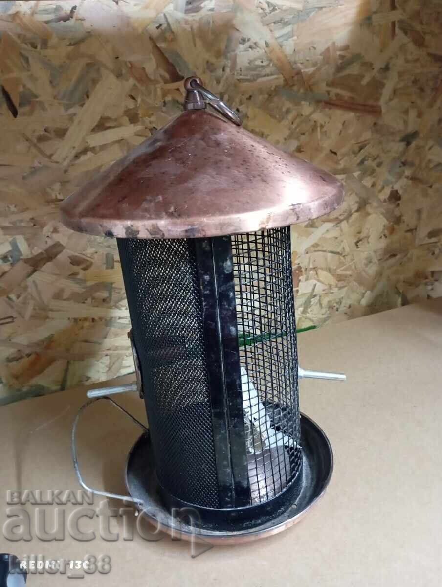 Τάιστρα πουλιών με τιμή 45.00 BGN | € 23.01 Τάιστρα πουλιών με τιμή 45.00 BGN | € 23.01