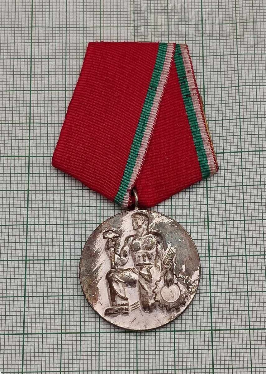 НАРОДЕН ОРДЕН НА ТРУДА СРЕБЪРЕН КУТИЯ 196.. г. с цена 20.00 лв. | € 10.23