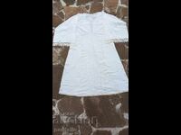 Cămașă femeiască pentru costumul popular din Ținutul Kjustendil, cu chenar și dantelă bogată