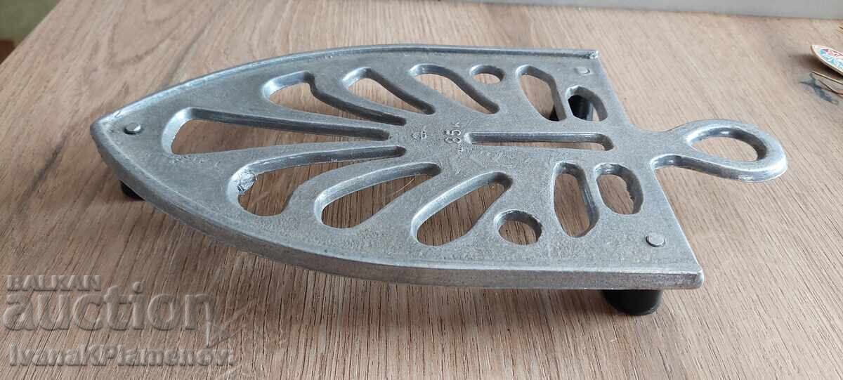 Suport de fier de călcat retro pentru colecționari, excelent cu preț 24.00 BGN | € 12.27 Suport de fier de călcat retro pentru colecționari, excelent cu preț 24.00 BGN | € 12.27