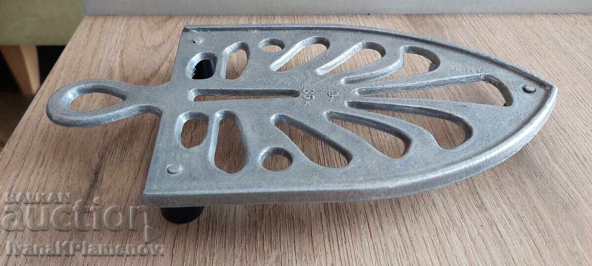 Licitație Suport de fier de călcat retro pentru colecționari, excelent Licitație Suport de fier de călcat retro pentru colecționari, excelent