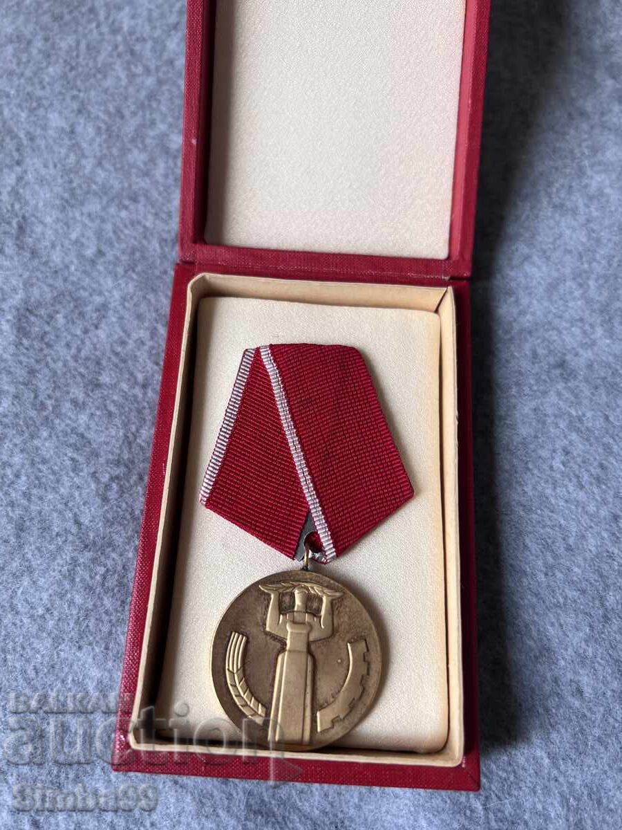 Medalie jubiliară 25 de ani de putere populară cu preț 16.00 BGN | € 8.18