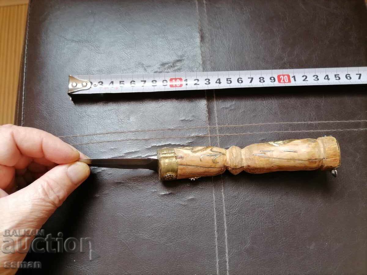 Licitație Cuțit vechi cu mâner sculptat cu ascunzătoare Licitație Cuțit vechi cu mâner sculptat cu ascunzătoare