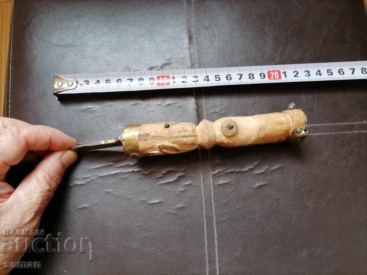 Παράδοση Παλαιό μαχαίρι με σκαλιστή λαβή και κρυψώνα