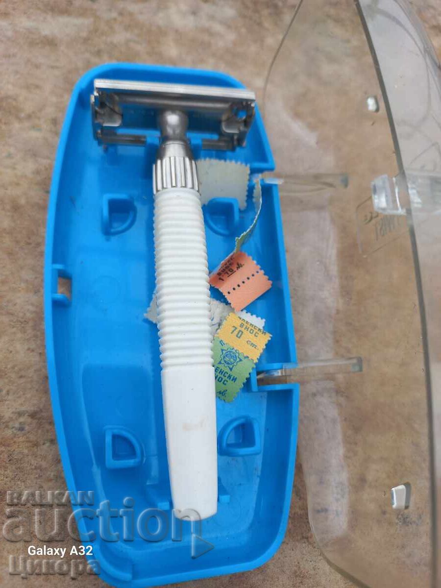 Auction  OLD GILLETTE SAFETY RAZOR