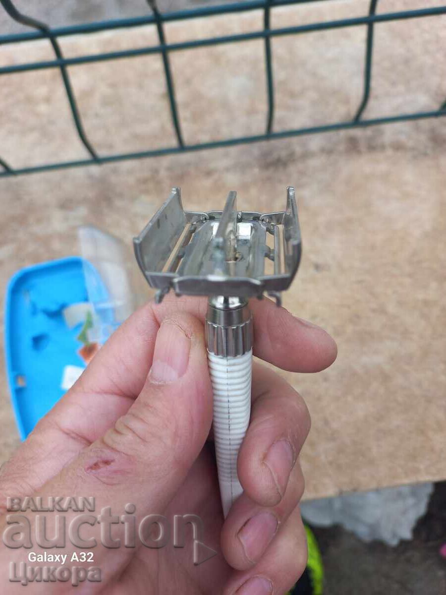 OLD GILLETTE SAFETY RAZOR - 6