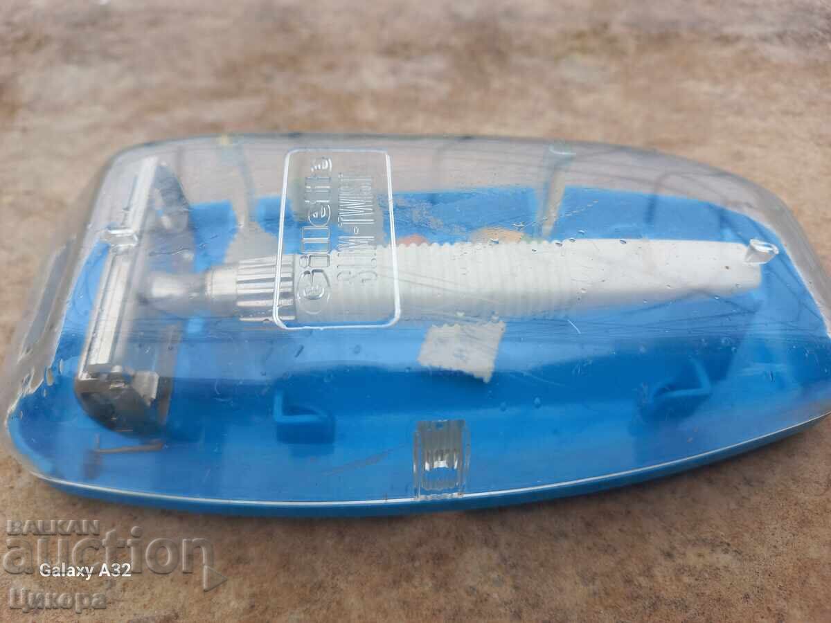 OLD GILLETTE SAFETY RAZOR