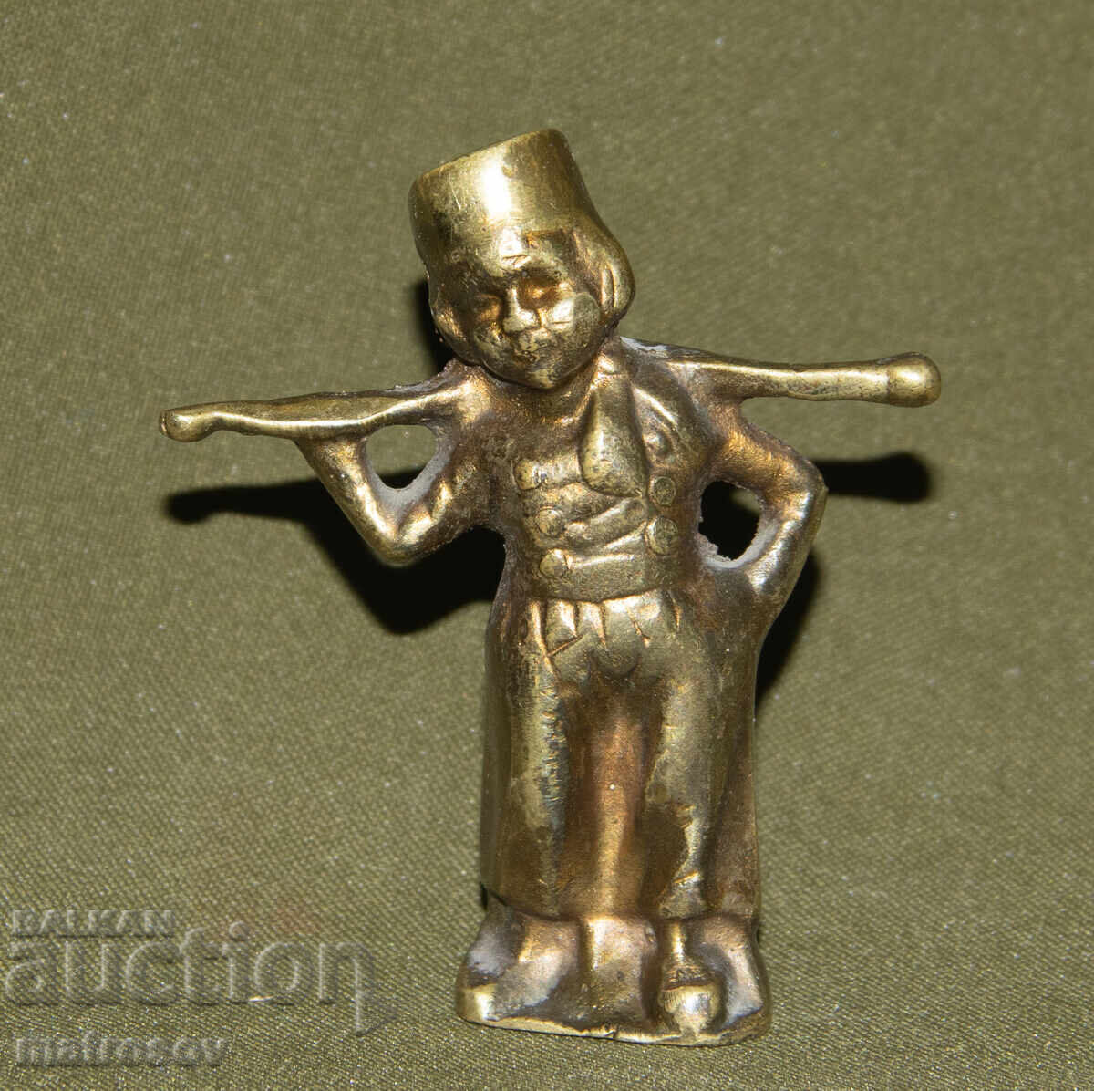 Малка бронзова фигура скулптура момче