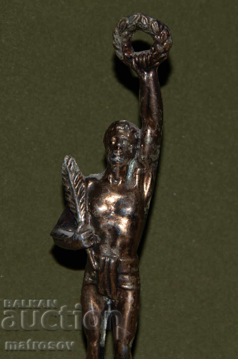 Figurină metalică de autor, sculptură atlet cu cunună cu preț 200.00 BGN | € 102.26