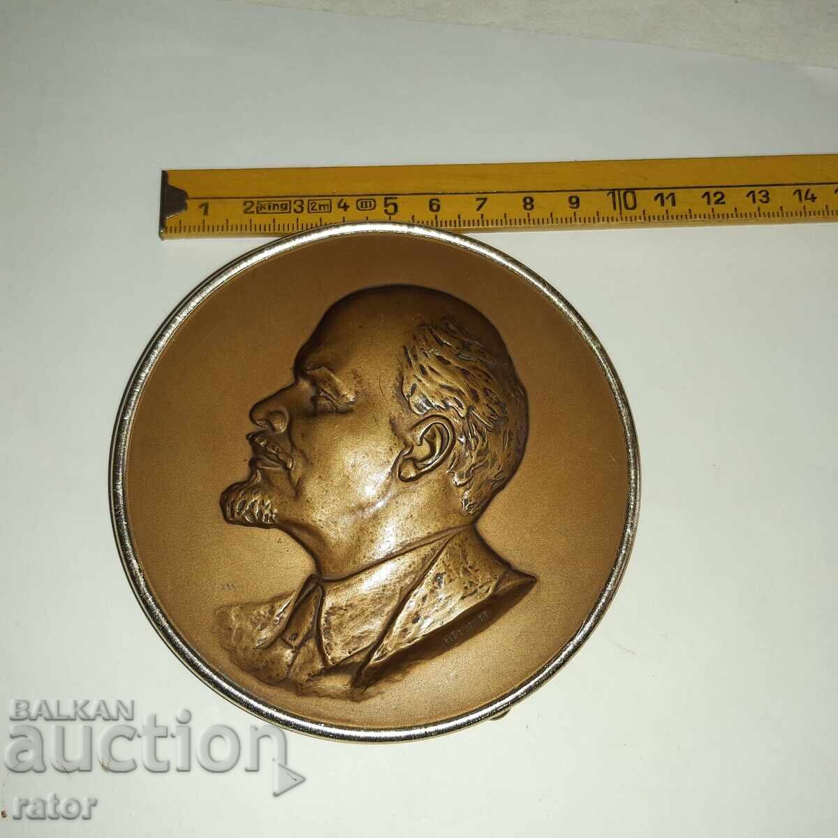 Placă mare de birou, panou de bronz - LENIN. Rusia, URSS cu preț 21.99 BGN | € 11.24 Placă mare de birou, panou de bronz - LENIN. Rusia, URSS cu preț 21.99 BGN | € 11.24