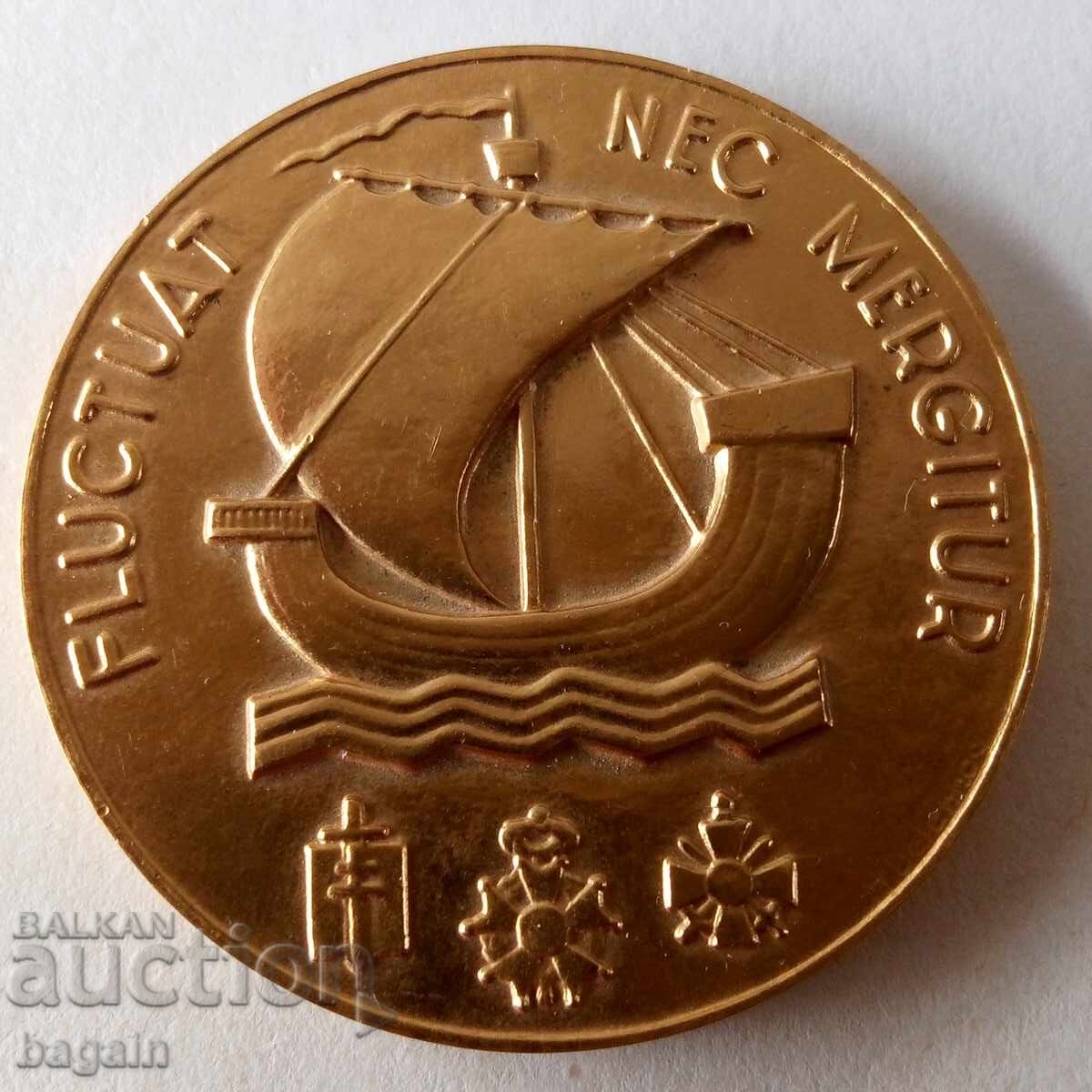 Медал на Париж, позлатен бронз. Медал на Париж, позлатен бронз.