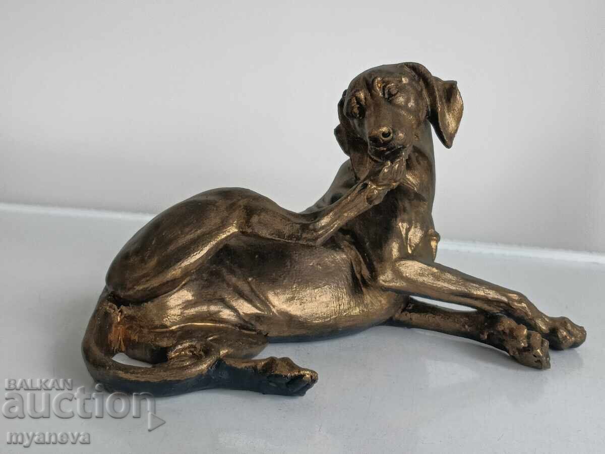 Auction  Statuette of a hunting dog that has raised its paw