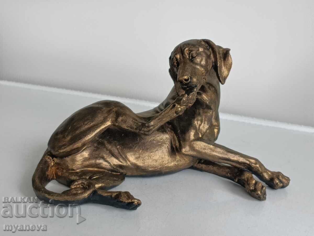 Delivery of Statuette of a hunting dog that has raised its paw