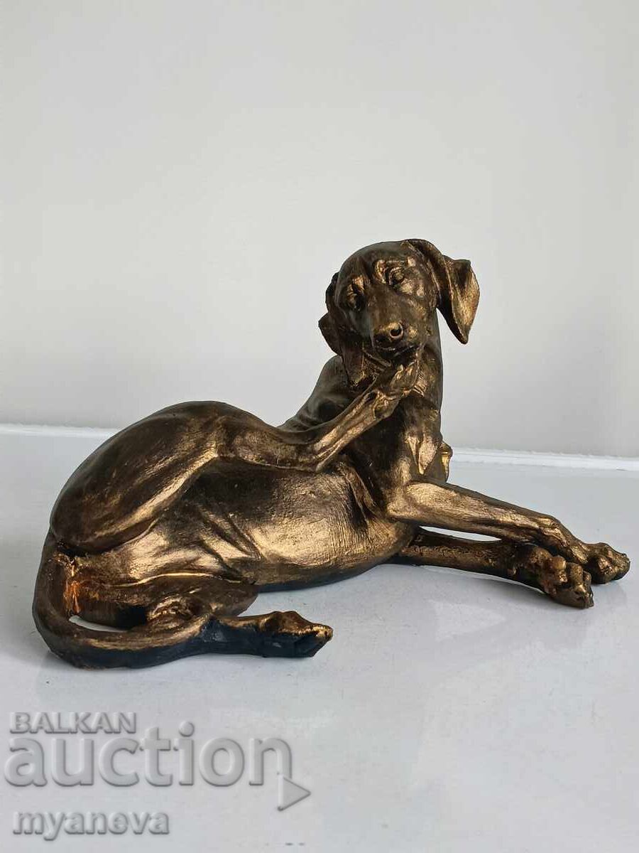 Statuette of a hunting dog that has raised its paw