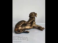 Στατούετα κυνηγόσκυλου που σηκώνει το πόδι του