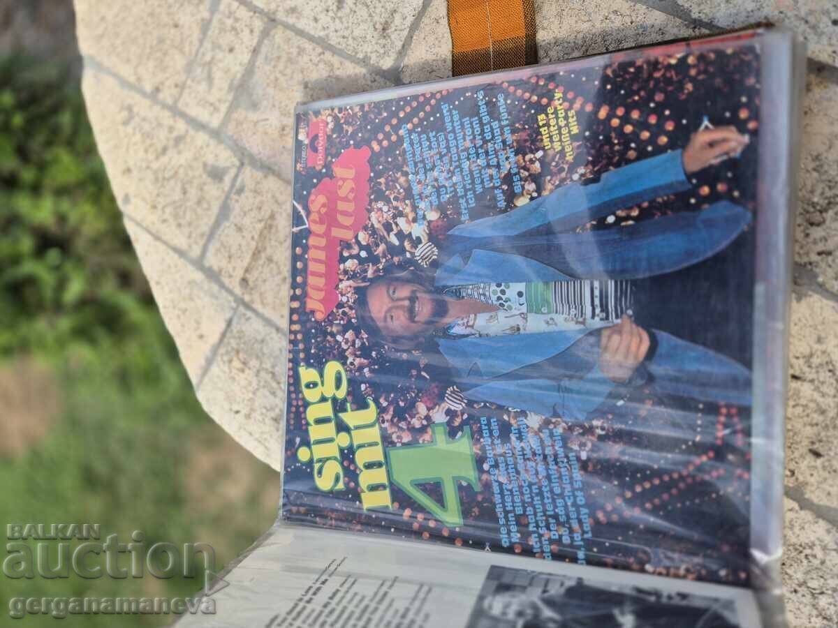 11бр.грамофонни плочи с класьор с цена 20.00 лв. | € 10.23