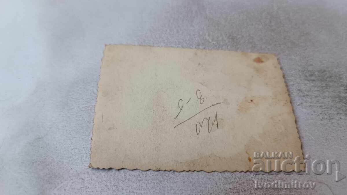 Φωτογραφία Άνδρες και γυναίκες με φτυάρια στον δρόμο με τιμή 2.35 BGN | € 1.20