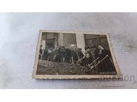 Φωτογραφία Άνδρες και γυναίκες με φτυάρια στον δρόμο