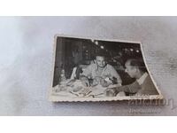 Φωτογραφία Δύο άνδρες σε εστιατόριο Τσάικα