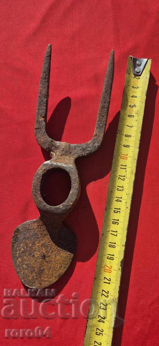 SĂPĂLIGĂ VECHE MASIVĂ, FORJATĂ - 5