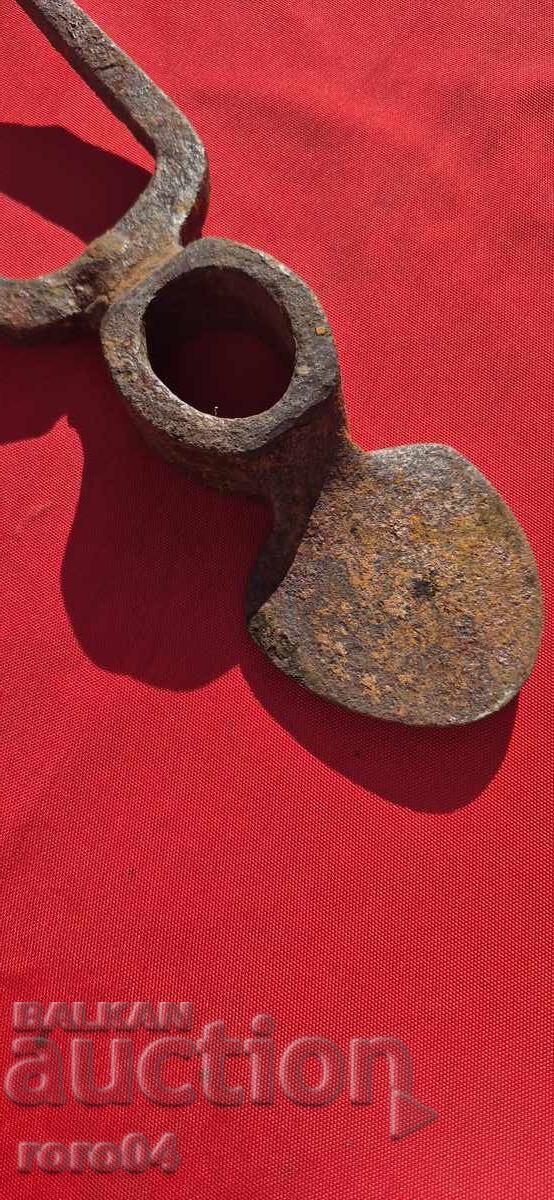 SĂPĂLIGĂ VECHE MASIVĂ, FORJATĂ - 6