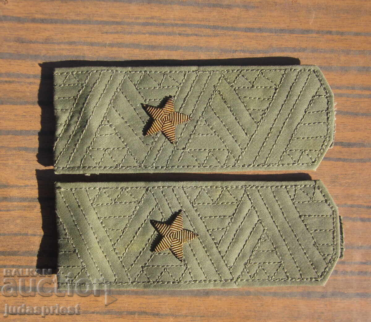 Ο Βούλγαρος στρατιωτικός στρατηγός επωμίζεται τον υποστράτηγο από τη Σότσα με τιμή 30.00 BGN | € 15.34 Ο Βούλγαρος στρατιωτικός στρατηγός επωμίζεται τον υποστράτηγο από τη Σότσα με τιμή 30.00 BGN | € 15.34