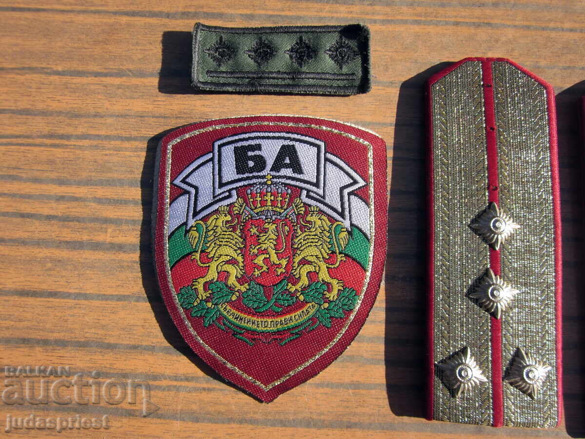 Παρτίδα Βουλγαρικών στρατιωτικών επωμίδων με στρατιωτικό έμβλημα σήμα ΒΑ με τιμή 20.00 BGN | € 10.23