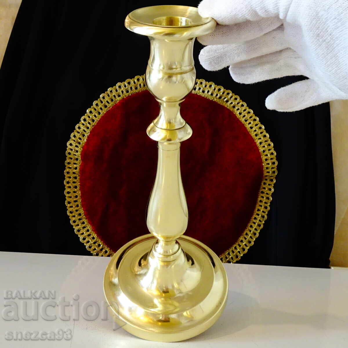 Бронзов свещник 25 см.,520 гр.,едуардиански стил. с цена 39.00 лв. | € 19.94 Бронзов свещник 25 см.,520 гр.,едуардиански стил. с цена 39.00 лв. | € 19.94