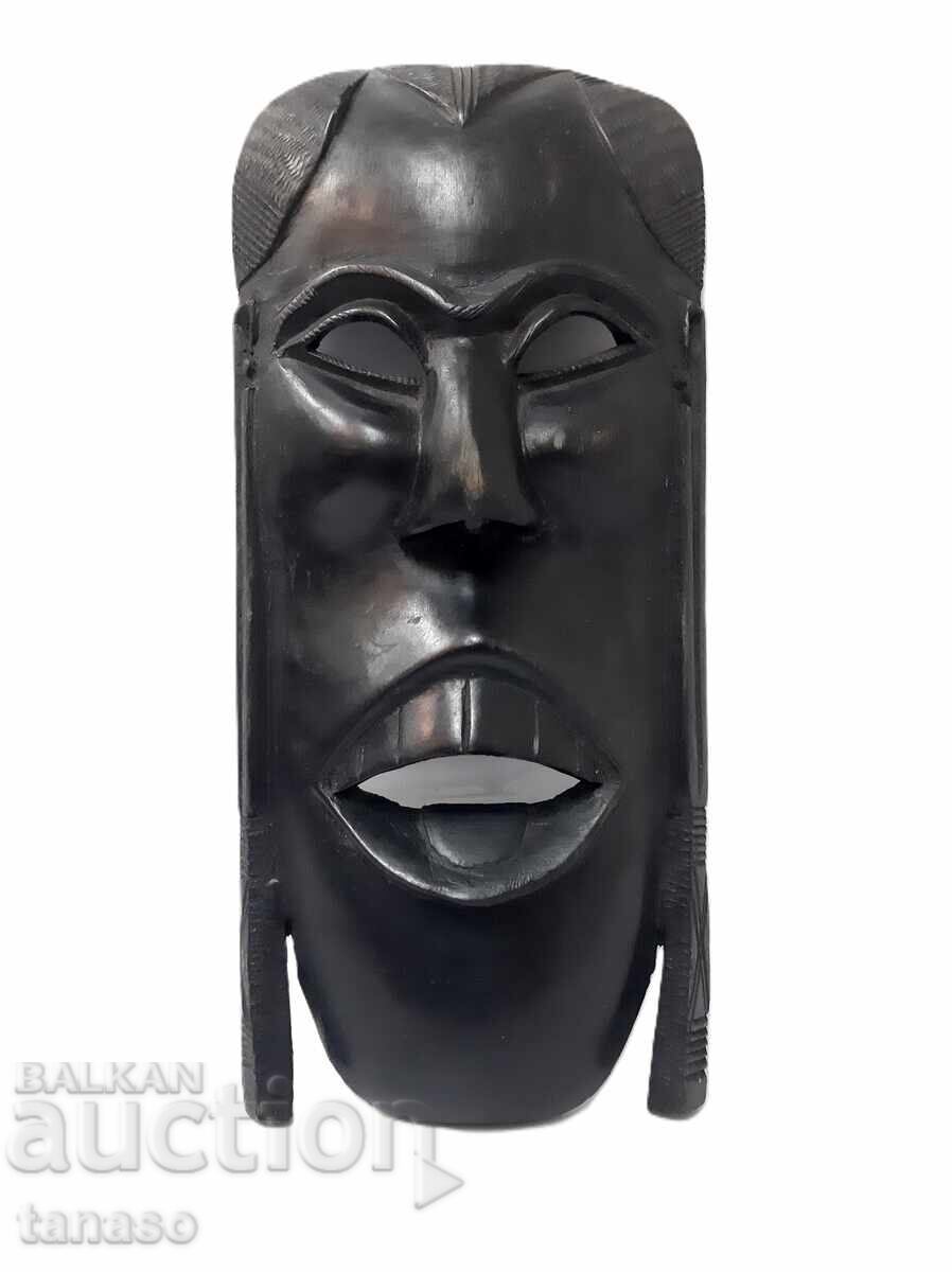 Masca africană din lemn