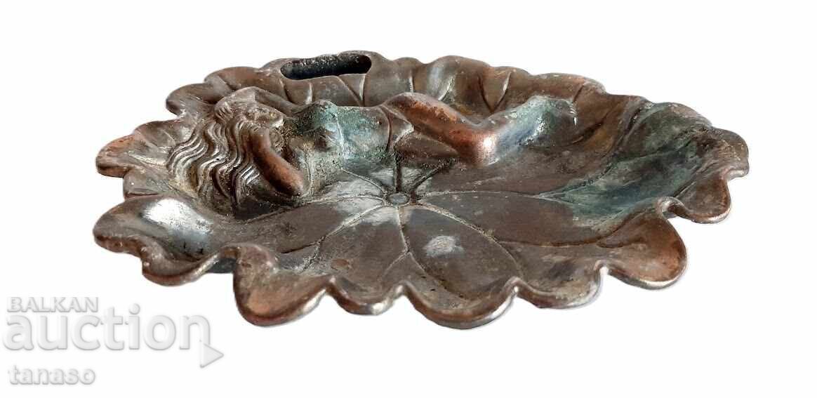 Cenușar antic din cupru cu basorelief - fată culcată cu preț 35.00 BGN | € 17.90