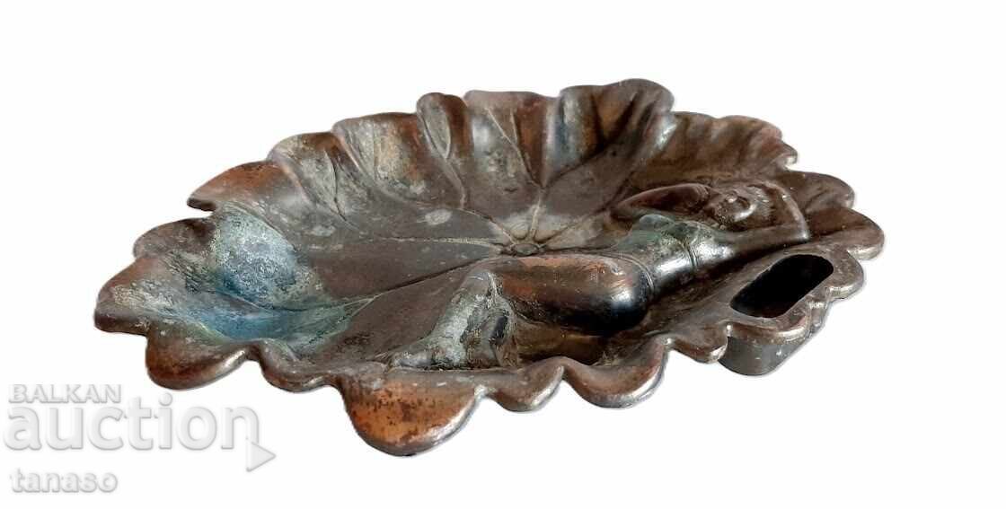 Licitație Cenușar antic din cupru cu basorelief - fată culcată