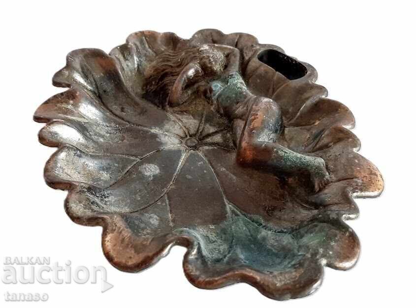 Cenușar antic din cupru cu basorelief - fată culcată - 5