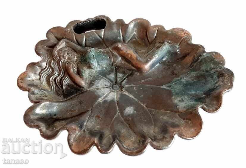 Cenușar antic din cupru cu basorelief - fată culcată Cenușar antic din cupru cu basorelief - fată culcată