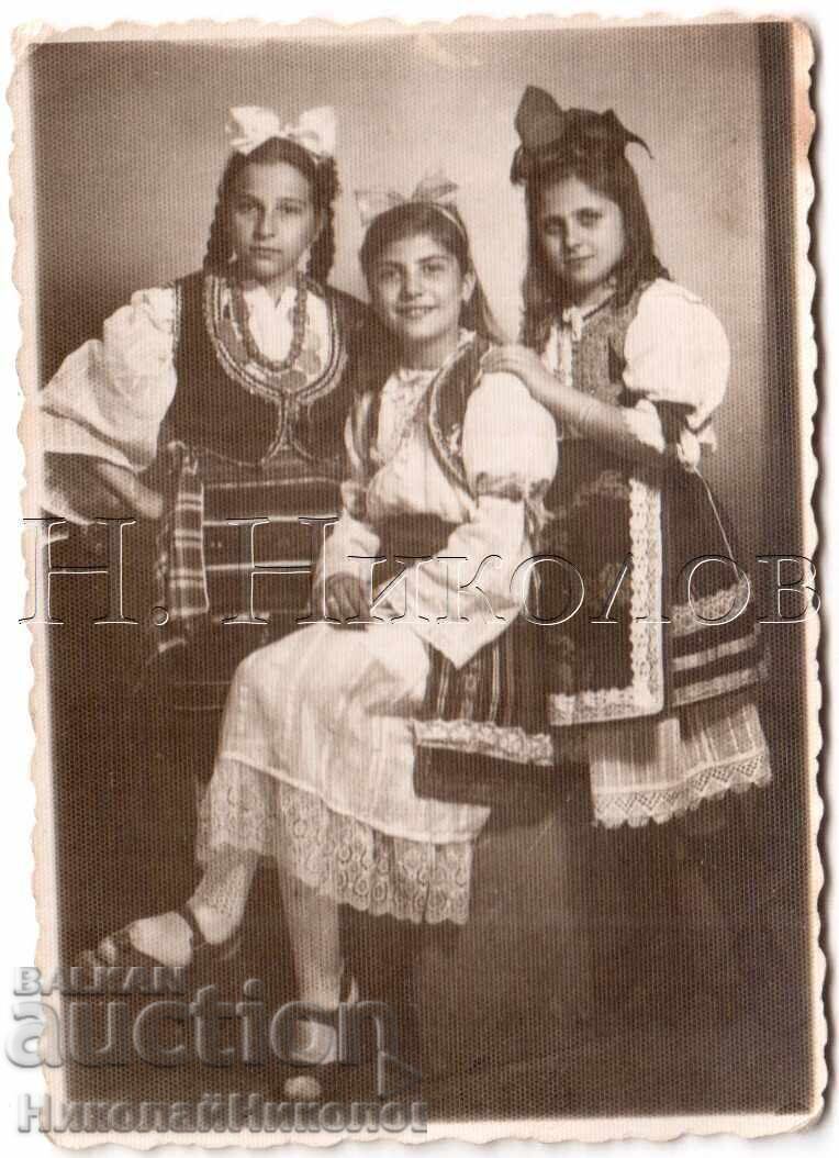 1947 FOTOGRAFIE MICĂ VECHE LOM TREI FETE CU PORT POPULAR E479