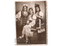 1947 FOTOGRAFIE MICĂ VECHE LOM TREI FETE CU PORT POPULAR E479