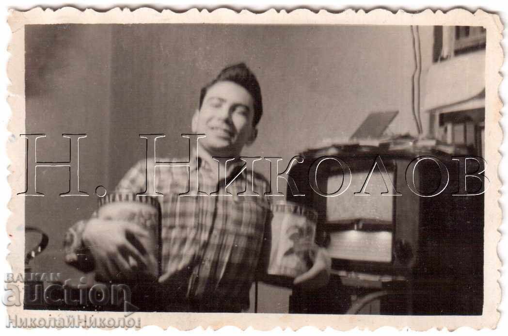 1955 МАЛКА СТАРА СНИМКА МОСКВА БЪЛГАРИН С ДВА БУРКАНА Е481