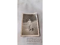 Φωτογραφία Άνδρας με κοντό παντελόνι στο λιβάδι