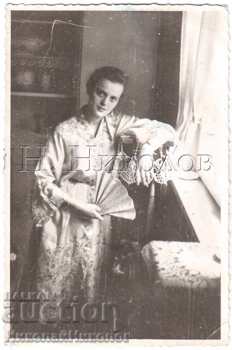 1956 ΠΑΛΙΑ ΦΩΤΟΓΡΑΦΙΑ ΓΚΟΡΝΑ ΟΡΙΑΧΟΒΙΤΣΑ ΝΕΑ ΓΥΝΑΙΚΑ ΜΕ ΚΙΜΟΝΟ Ε484