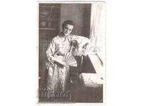 1956 СТАРА СНИМКА ГОРНА ОРЯХОВИЦА МЛАДА ЖЕНА С КИМОНО Е484