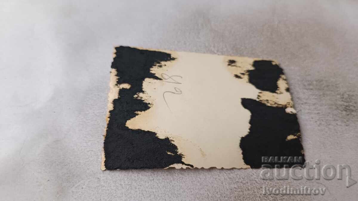 Fotografie Doi tineri și o fată pe malul mării cu preț 1.85 BGN | € 0.95 Fotografie Doi tineri și o fată pe malul mării cu preț 1.85 BGN | € 0.95