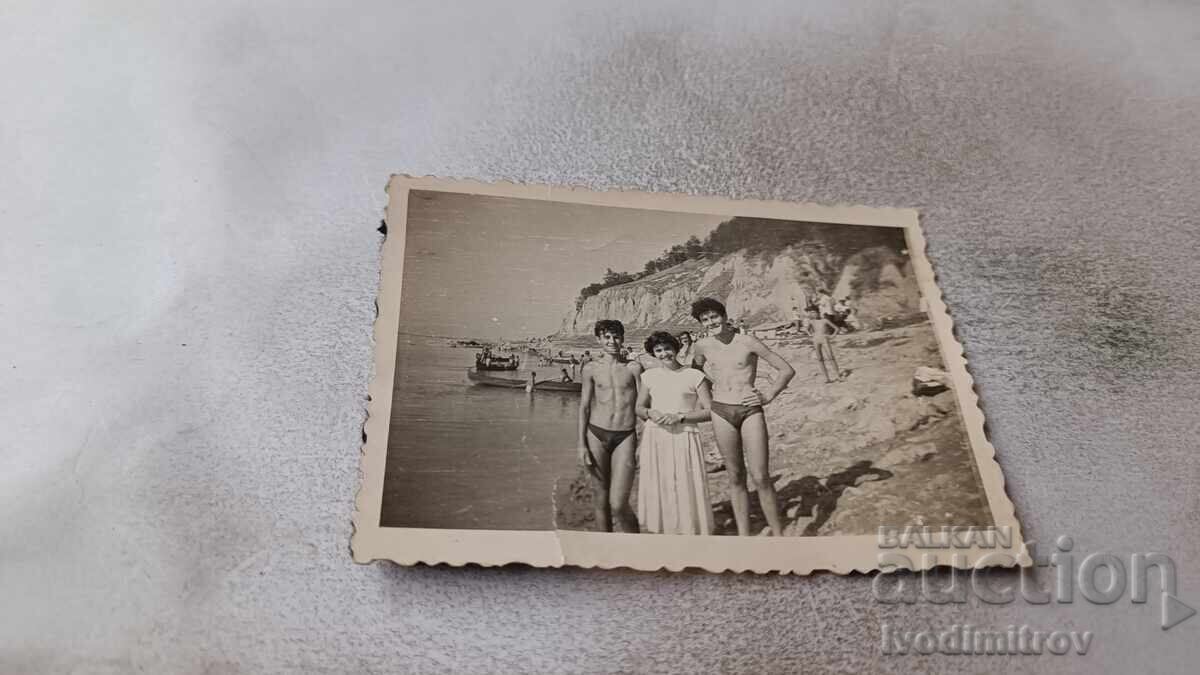 Fotografie Doi tineri și o fată pe malul mării Fotografie Doi tineri și o fată pe malul mării