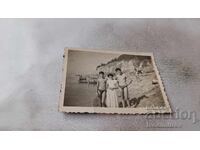 Fotografie Doi tineri și o fată pe malul mării