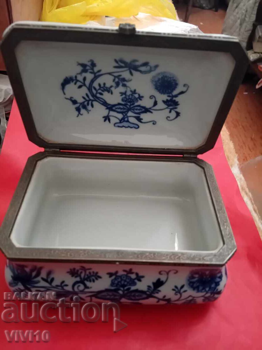 Auction  Antique porcelain box